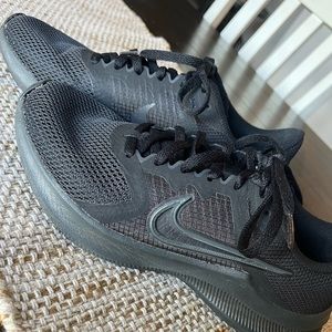 Women’s all black Nikes size 6.5 Only worn once.